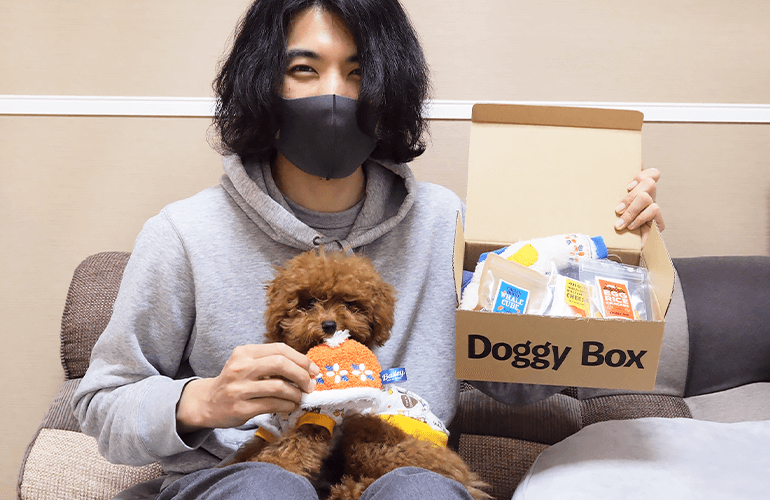 はじめてのDoggyBox！見たことのないおもちゃやおやつに子犬の興奮が止まらない！【ドギーボックス1月号】